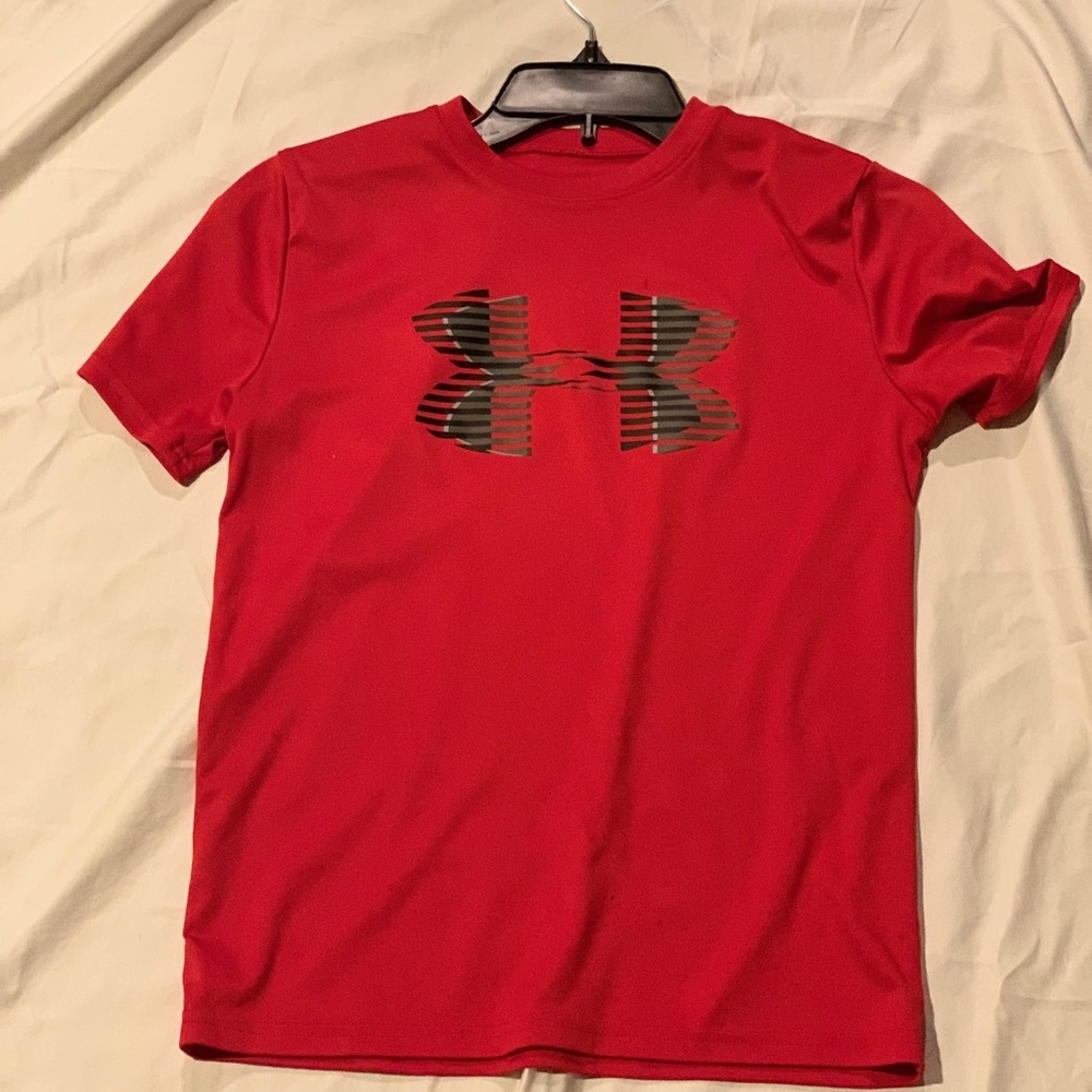 Red under armor t-shirt.